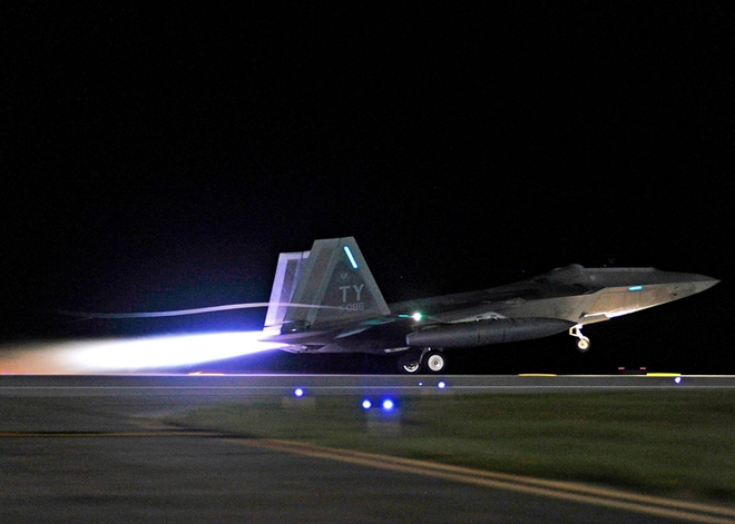 Lần đầu tiên F-22 mang được tên lửa AIM-120D và AIM-9X - Ảnh 10.
