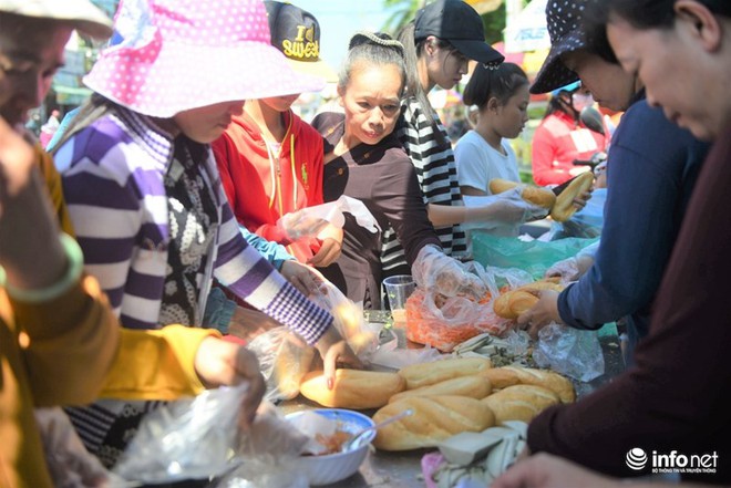 Chùa Bà Thiên Hậu: Du khách xúc động nhận nước uống, đồ ăn, giữ xe miễn phí - Ảnh 1.