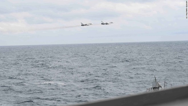 Su-24 Nga quấy rối tàu chiến Mỹ trên Biển Đen - Ảnh 1.
