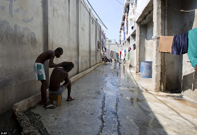 Trước khi chết vì án tử hình, tù nhân ở Haiti đã phát điên vì sự bẩn thỉu trong nhà tù  - Ảnh 9.