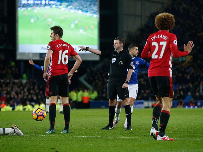 Vì sao trọng tài Michael Oliver bị coi là hung thần của Man United? - Ảnh 2.