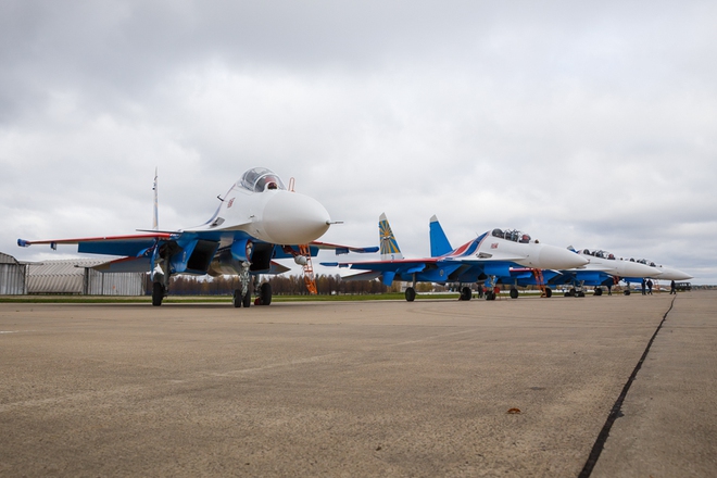 Vì sao phi đội tiêm kích Su-30SM chưa thể hạ cánh xuống Nội Bài? - Ảnh 1.