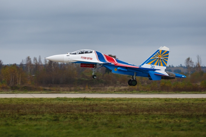 Phi đội Su-30SM hạ cánh tại Nội Bài - Lần đầu đến Việt Nam - Ảnh 1.