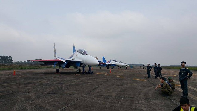 CẬP NHẬT: Cận cảnh phi đội Su-30SM tại Nội Bài - Ảnh 1.