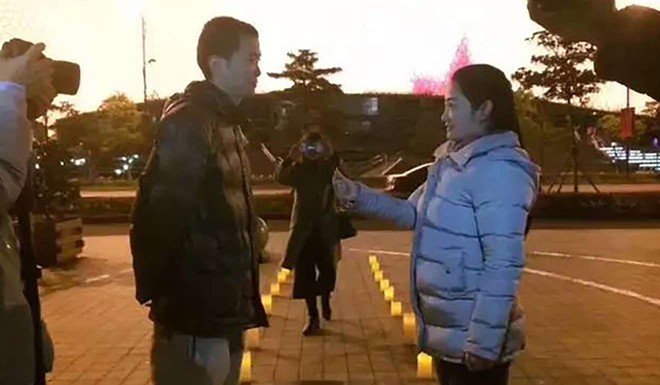 Chinese woman rents 900 taxis to display her marriage proposal throughout city - Ảnh 2.