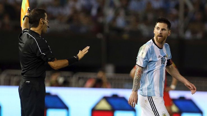 Messi: Tôi đâu có chửi thẳng mặt trọng tài. Tôi chỉ hét vào không khí - Ảnh 1.