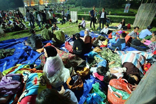 Hàng chục nghìn người ăn, ngủ tại đền Hùng trong đêm - Ảnh 8.