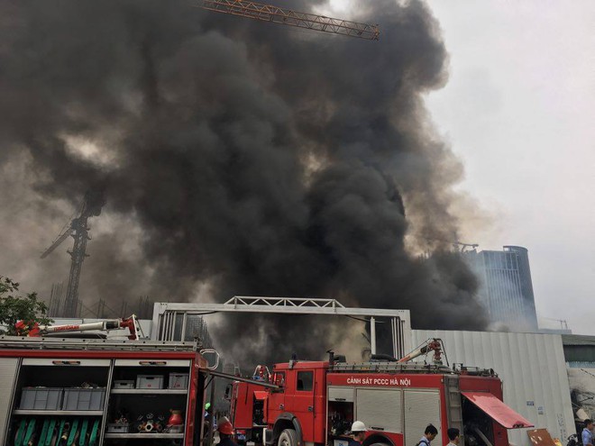 Cháy khu nhà xưởng rộng hàng trăm mét trên đường Phạm Hùng - Hà Nội - Ảnh 15.