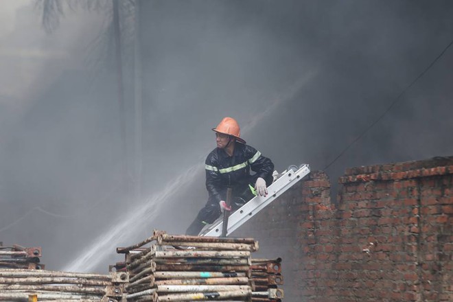 Cháy khu nhà xưởng rộng hàng trăm mét trên đường Phạm Hùng - Hà Nội - Ảnh 10.