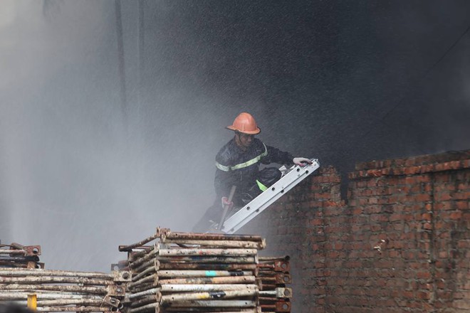 Cháy khu nhà xưởng rộng hàng trăm mét trên đường Phạm Hùng - Hà Nội - Ảnh 11.