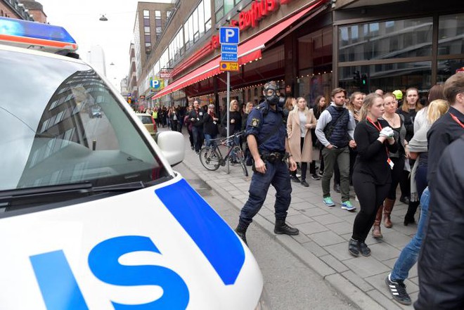 Tấn công khủng bố ở Stockholm: Xe tải đâm vào đám đông, 5 người thiệt mạng - Ảnh 1.