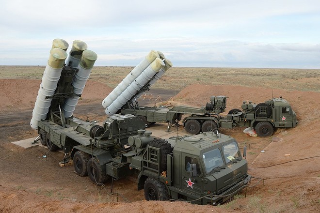 Trùng hợp ngẫu nhiên? Nga thị uy sức mạnh S-400 ngay ngày Mỹ bắn Tomahawk vào Syria - Ảnh 1.