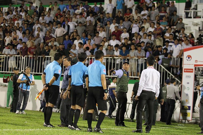 V-League loạn vì trong tài: Ông Mùi bốc... phone mà hỏi bầu Đức! - Ảnh 2.