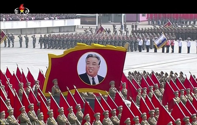 Triều Tiên duyệt binh hoành tráng kỷ niệm ngày sinh lãnh tụ Kim Nhật Thành - Ảnh 9.