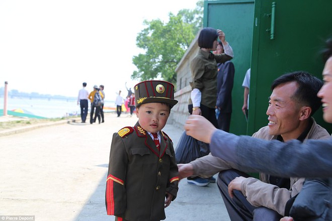 Cuộc sống đời thường của trẻ em Triều Tiên qua góc nhìn của nhiếp ảnh gia nước ngoài - Ảnh 3.