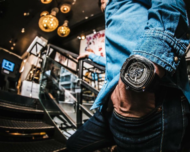 SevenFriday tiếp tục ra thiết kế mới trong suốt - Ảnh 1.