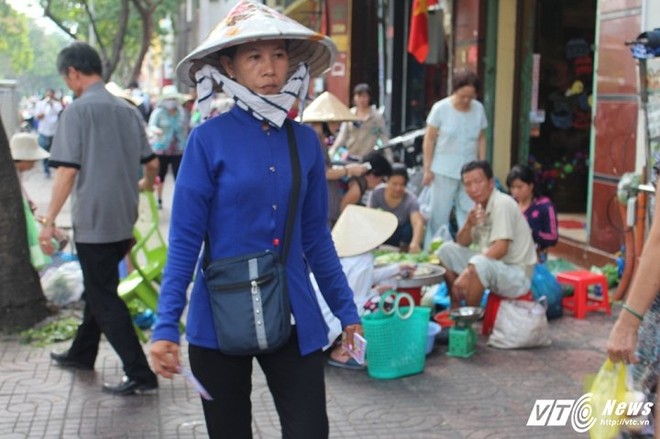 Xe biển xanh, hàng quán vẫn ‘cướp’ vỉa hè trắng trợn ở trung tâm Sài Gòn - Ảnh 1.