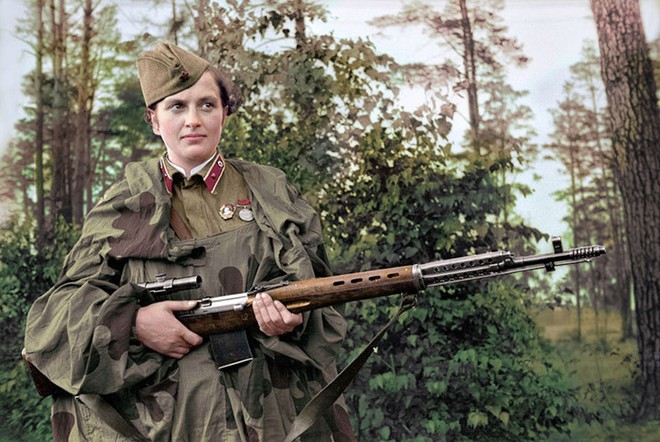 Các nữ xạ thủ bắn tỉa Xô viết sinh động trong những bức ảnh tô màu - Ảnh 1.