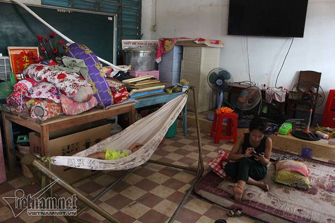 Sạt lở ở An Giang: Dân mất nhà, mắc võng ngủ trong chùa - Ảnh 2.