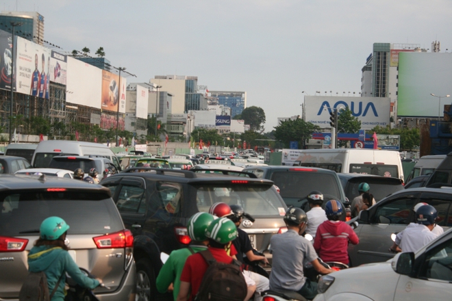 Kẹt xe, hành khách chạy thục mạng vào sân bay Tân Sơn Nhất - Ảnh 1.