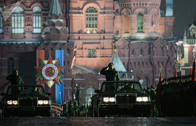 10.000 binh sĩ, 114 hệ thống vũ khí Nga băng qua trung tâm Moscow trong đêm - Ảnh 1.