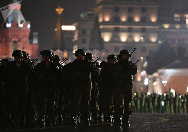 10.000 binh sĩ, 114 hệ thống vũ khí Nga băng qua trung tâm Moscow trong đêm - Ảnh 13.