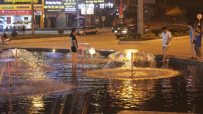 Hồ nước tại cột đồng hồ 42 tỷ biến thành... công viên nước - Ảnh 2.