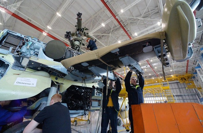 Cận cảnh quy trình chế tạo trực thăng “Cá sấu” Ka-52 của Nga - Ảnh 6.