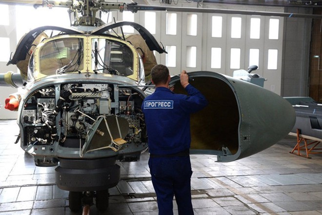 Cận cảnh quy trình chế tạo trực thăng “Cá sấu” Ka-52 của Nga - Ảnh 10.