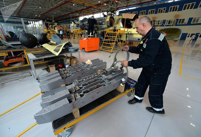 Cận cảnh quy trình chế tạo trực thăng “Cá sấu” Ka-52 của Nga - Ảnh 11.