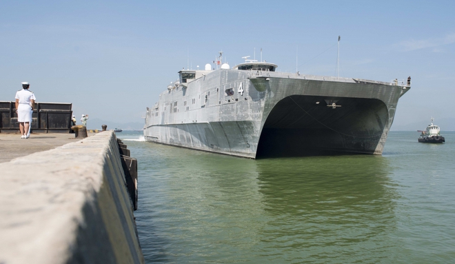 Tàu cao tốc Hải quân Mỹ cập cảng Đà Nẵng - Ảnh 1.