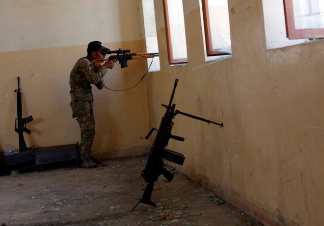 Cận cảnh binh sĩ Iraq trong “lằn ranh sinh tử” với IS ở Tây Bắc Mosul - Ảnh 8.