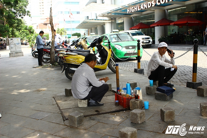 Hà Nội: Ngang nhiên tái chiếm vỉa hè, ăn cắp lòng đường, tấp nập buôn bán - Ảnh 2.