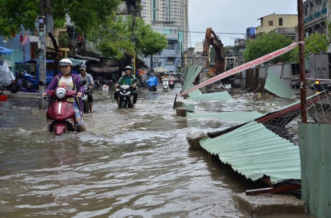 Sài Gòn trong chiều nay: Nước chảy cuồn cuộn trên đường phố - Ảnh 2.