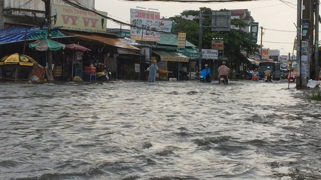 Sài Gòn trong chiều nay: Nước chảy cuồn cuộn trên đường phố - Ảnh 5.
