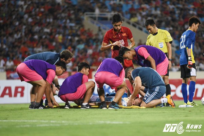 Nhân viên y tế Việt Nam đi dép tổ ong phục vụ trận đấu bạc tỷ U22 Việt Nam vs U20 Argentina - Ảnh 1.