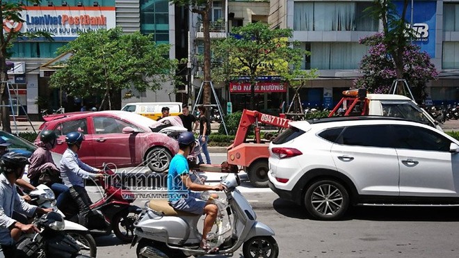 Xế hộp bất ngờ bốc cháy giữa phố Hà Nội - Ảnh 2.