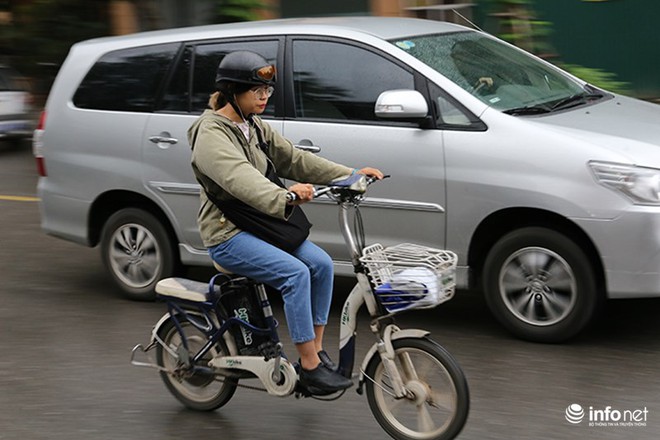 Người Hà Nội mặc áo rét ra đường giữa... mùa hè - Ảnh 1.