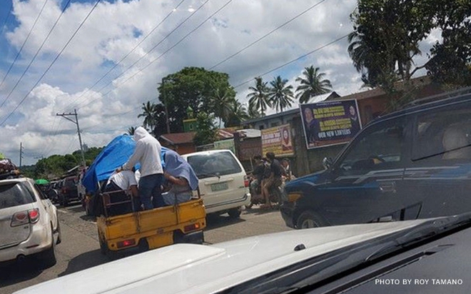 Philippines: Phiến quân bắt cóc con tin, người dân Marawi dồn dập di tản khỏi thành phố - Ảnh 1.