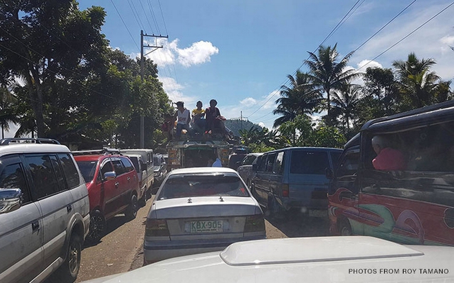 Philippines: Phiến quân bắt cóc con tin, người dân Marawi dồn dập di tản khỏi thành phố - Ảnh 3.