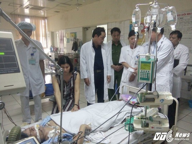 Người nhà bệnh nhân sốc phản vệ ở Hòa Bình: Trước khi đến bệnh viện, mẹ tôi vẫn tỉnh táo, khỏe mạnh - Ảnh 2.