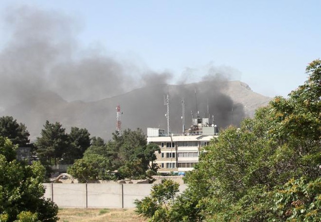 Afghanistan: Hiện trường đánh bom đẫm máu ở khu đoàn ngoại giao, hơn 400 người thương vong - Ảnh 3.