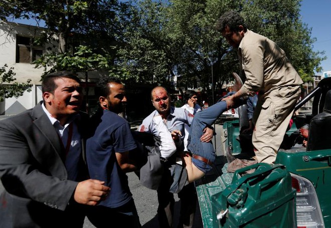 Afghanistan: Hiện trường đánh bom đẫm máu ở khu đoàn ngoại giao, hơn 400 người thương vong - Ảnh 5.