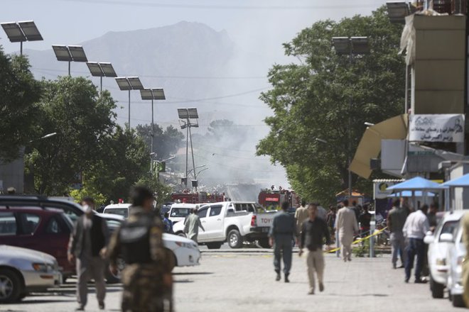 Afghanistan: Hiện trường đánh bom đẫm máu ở khu đoàn ngoại giao, hơn 400 người thương vong - Ảnh 7.