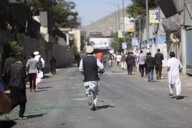 Afghanistan: Hiện trường đánh bom đẫm máu ở khu đoàn ngoại giao, hơn 400 người thương vong - Ảnh 8.