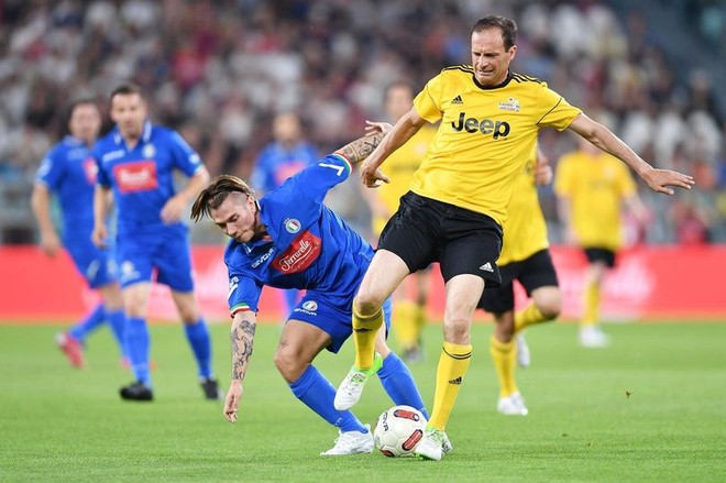 Max Allegri bất ngờ dính... chấn thương trước trận Chung kết Champions League - Ảnh 1.