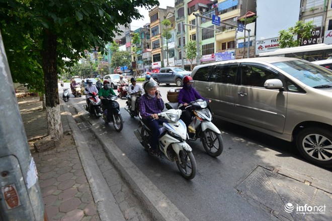 Người Hà Nội vật vã trong đợt nắng nóng đỉnh điểm đầu mùa - Ảnh 2.