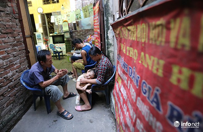 Bên trong phòng trọ 15.000 đồng có đầy đủ điều hòa, wifi ở Hà Nội - Ảnh 2.