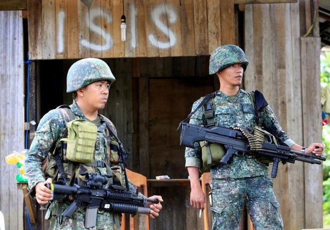 Chân rết IS tích trữ lương thực, cố thủ ở Marawi - Ảnh 1.
