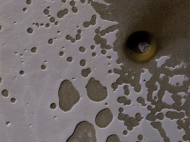 Giới khoa học trăn trở ngày đêm vì hố sâu kỳ lạ trên sao Hỏa - Ảnh 1.